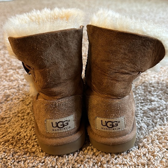 Girls Bailey button ugg short shearling boots size 11 camel color - Picture 3 of 5